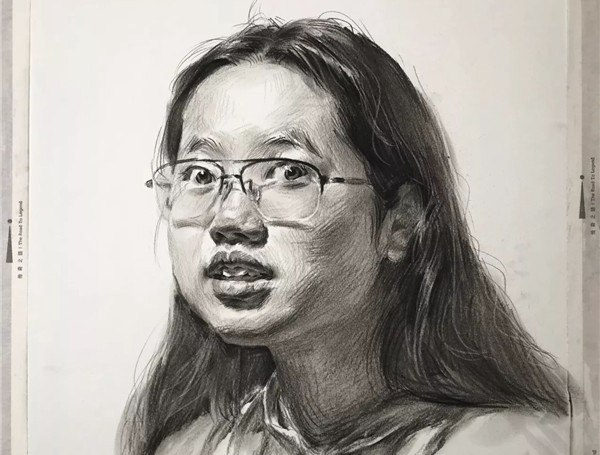 郑州画室戴眼镜的女青年你会画吗？