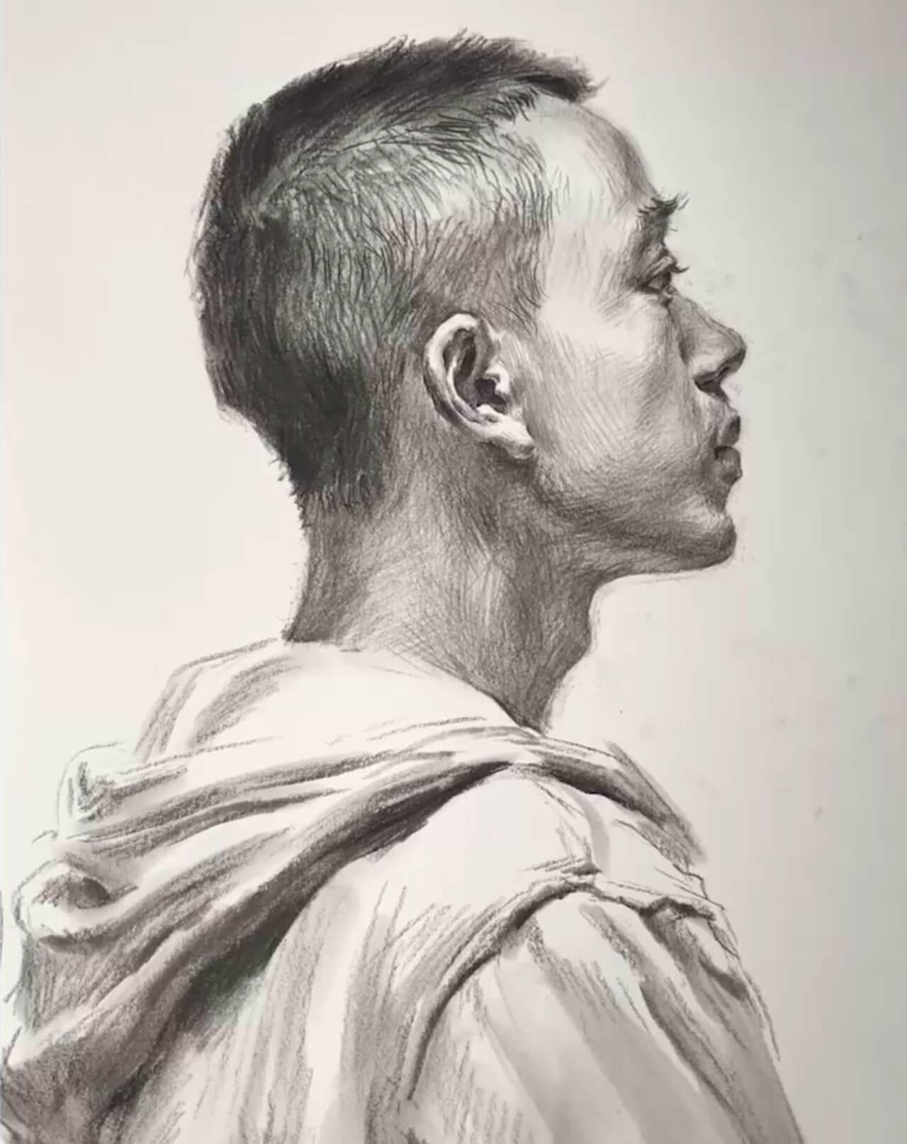 郑州画室_怎么样画好正侧面男青年素描头像